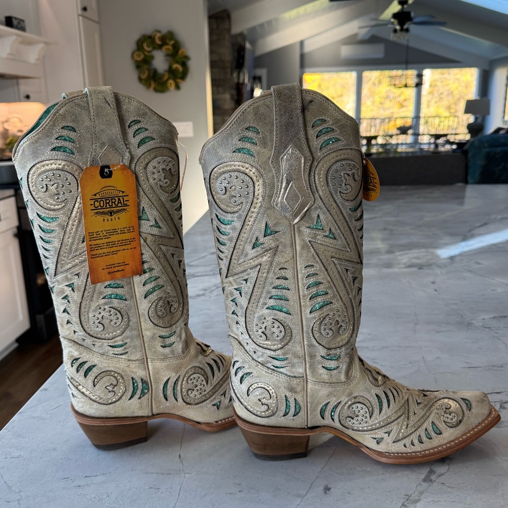 Womens sz. 9.5 corral boots